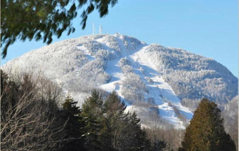 Condo Hotel Au Pied Du Mont Orford Exterior foto
