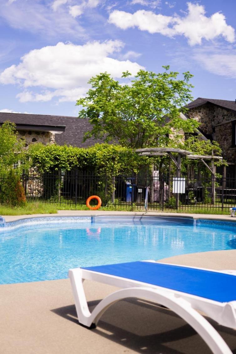 Condo Hotel Au Pied Du Mont Orford Exterior foto